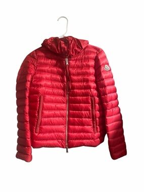MONCLER WOMENS RED VILLARET GIUBBOTTO
VILLARET JACKET WITH MONCLER GARMENT BAG